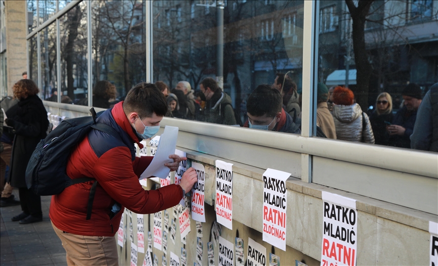 Beograd: Natpis "Ratko Mladić srpski heroj" prelepljen nalepnicama "Ratko Mladić ratni zločinac"