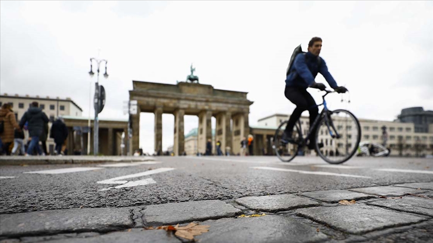 Almanya'da Kovid-19'dan ölenlerin sayısı 100 bini geçti