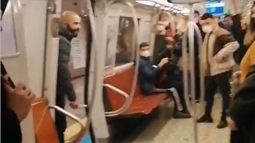 Metroda kadın yolcuya bıçak çekip hakaret eden zanlı tutuklandı