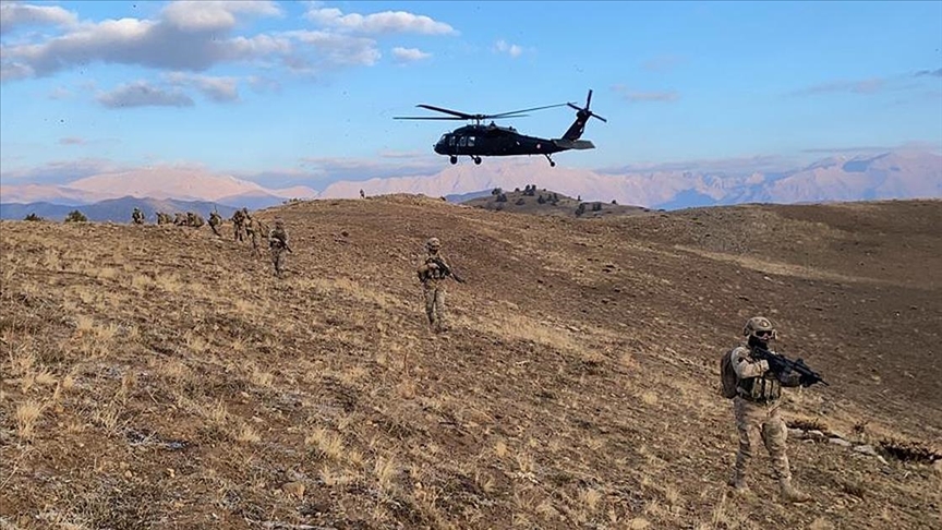 Mehmetçik, Tunceli'de teröristlerin inlerini imha ederek kış üslenmesine izin vermiyor