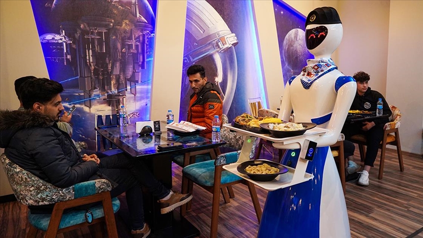 Irak'ın Musul kentindeki bir restoranda 'robot garsonlar' işe başladı