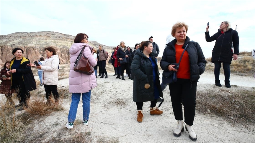 Kapadokya'ya direkt uçuşla gelen Moldovalı turistler bölgenin dokusundan etkileniyor