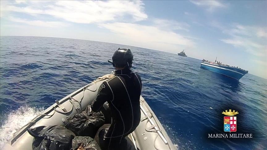 Italie : les garde-côtes portent secours à quelque 300 migrants en Méditerranée