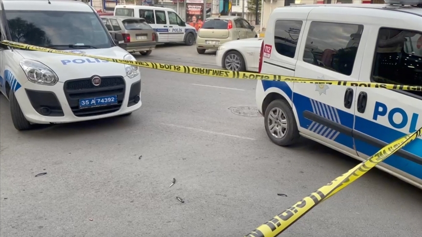 İzmirde polisi bıçaklayan saldırgan ayağından vurularak yakalandı