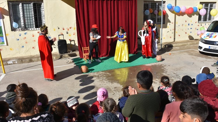 Gönüllü öğretmenler kırsalda dezavantajlı öğrencileri tiyatro ile buluşturuyor