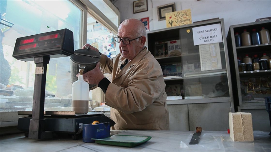 İzmirin 93 yıllık helvacısı, müşterilerine nostalji yaşatıyor