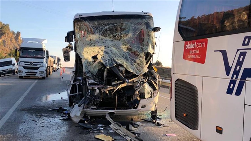 Yolcu Otobusu Kaza Yapan Tirlara Carpti Hostes Oldu 35 Kisi Yaralandi