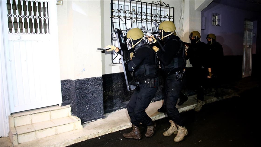 Adanada PKK/KCK soruşturmasında gözaltı kararı verilen 17 şüphelinin yakalanması için operasyon