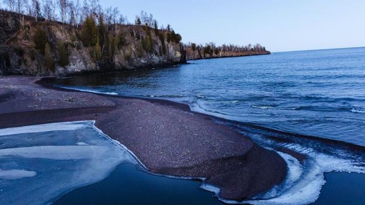  الشتاء يعانق بحيرة سوبيريور بمينيسوتا الأمريكية