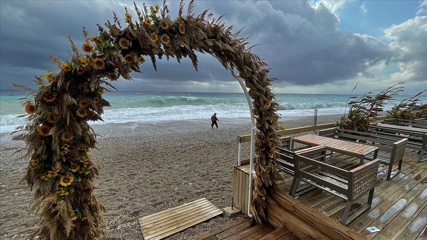 Antalya'da kuvvetli rüzgar ve sağanak etkili oluyor