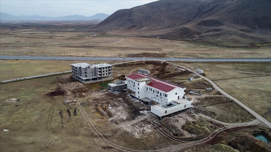 Eksi 40 derecede kayak yapıp 90 derecelik termal suyun tadını çıkaracaklar