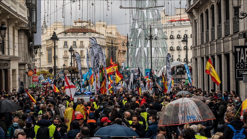 Thousands of police officers protest proposed changes to so-called 'gag law' in Madrid