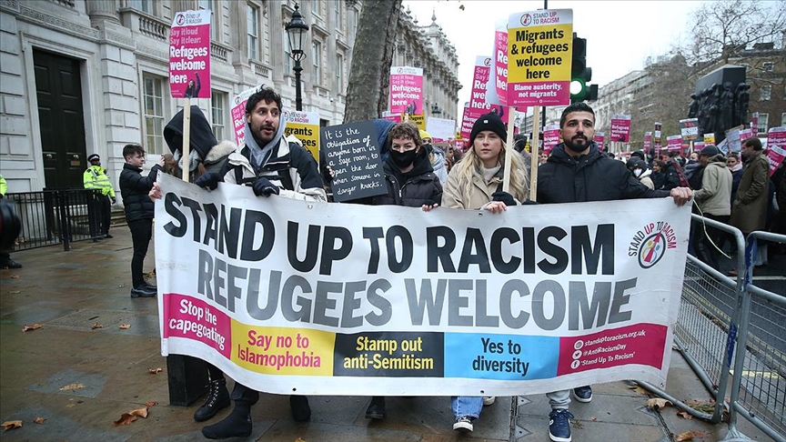 İngiliz hükümetinin göçmen politikası Londrada protesto edildi