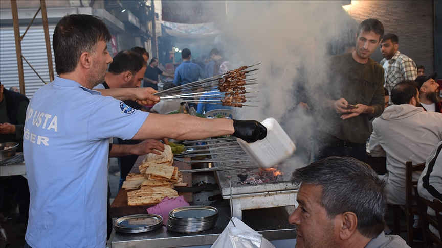 وجبات الكبد.. أكلة شهية محلية تنعش السياحة في مدن تركية (تقرير)