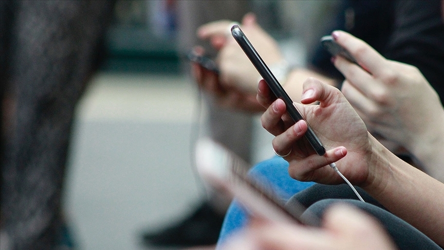 Akıllı telefonların bilinçsiz kullanımı tetik parmak hastalığı riskini artırıyor
