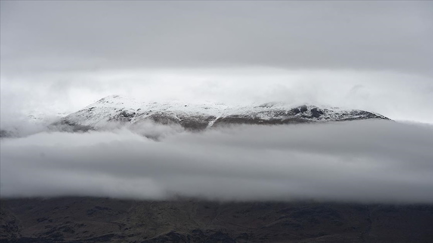 Tuncelideki Munzur Dağları sis bulutlarıyla kaplandı