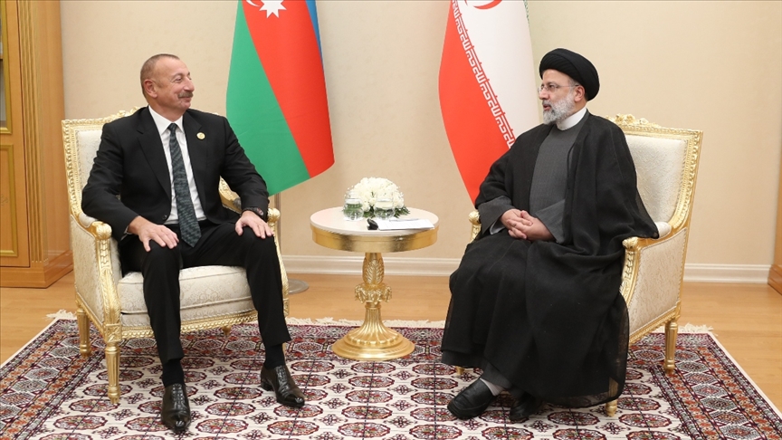 Azerbaycan Cumhurbaşkanı Aliyev ile İran Cumhurbaşkanı Reisi, Aşkabatta görüştü