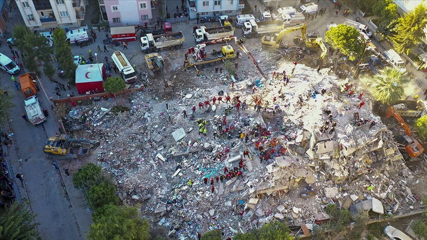 İzmir depreminde yıkılan Emrah Apartmanı davasının sanıkları hakim karşısında