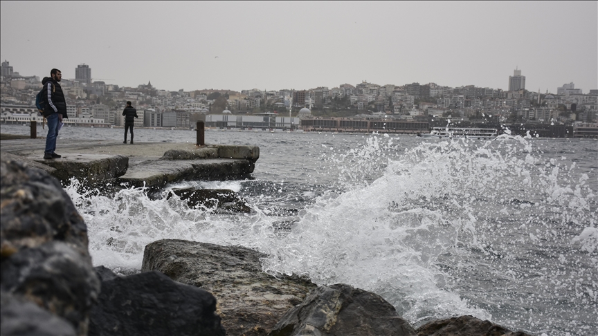 İstanbul'da etkili olan tam fırtına nedeniyle 4 kişi hayatını kaybetti, 19 kişi yaralandı