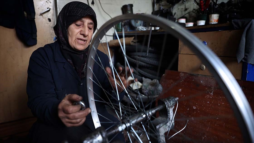 'Bisikletçi Anne' 30 yıldır evini tamircilikle geçindiriyor