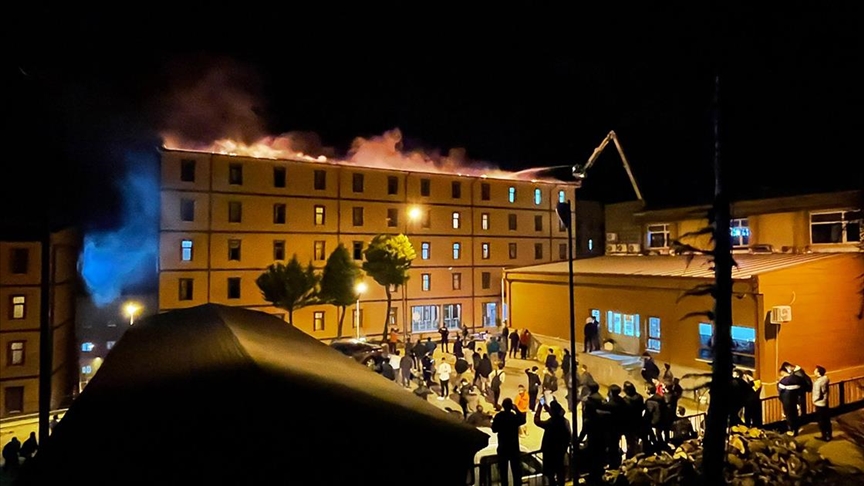 Rize'de öğrenci yurdunun çatısında çıkan yangın söndürüldü