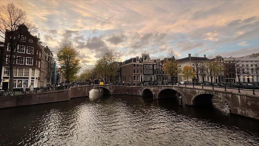 Holandë, 2 persona të dyshuar si bartës të variantit Omicron kapen teksa po iknin nga karantina