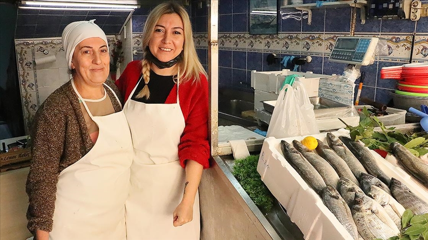 İki kadın omuz omuza balık satarak ekmeklerini çıkarıyor