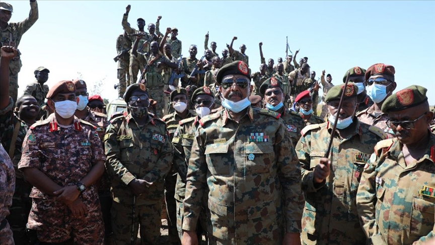 البرهان يزور منطقة حدودية مع إثيوبيا لتفقد قوات بلاده
