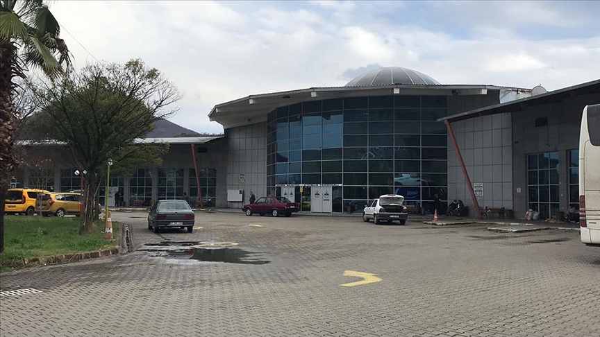 Zonguldakta fırtınanın etkisiyle otobüs terminalinin asma tavanı çöktü