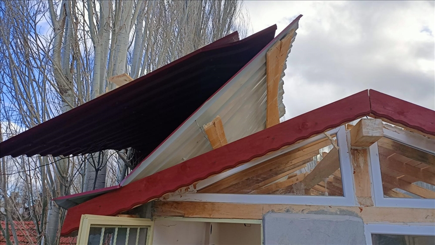Konyada şiddetli lodos ev ve iş yerlerinin çatısını uçurdu