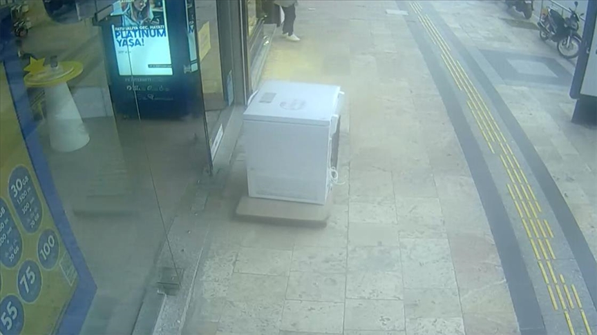 Düzce'de kuvvetli rüzgarın çamaşır makinesini sürüklemesi görüntülendi