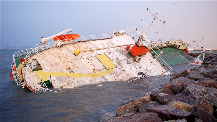 تركيا.. غرق سفينة دحرجة في إسطنبول بسبب العاصفة