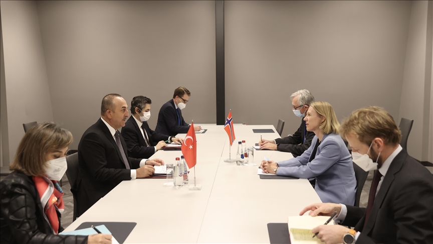 Le Chef de la diplomatie turque rencontre son homologue norvégienne en Lettonie