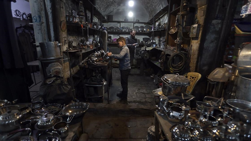 عائلة سورية تحمي مهنة تبييض الأواني النحاسية من الاندثار (تقرير)