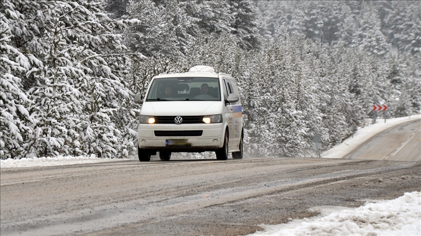 BiH: Na dionicama u višim predjelima mjestimično ima zaostalog snijega i leda zbog čega je nužna oprezna vožnja 