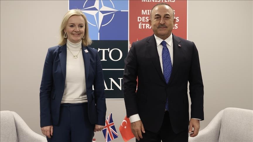 Réunion de l'OTAN à Riga : le MAE turc, Cavusoglu s'entretient avec son homologue britannique, Truss