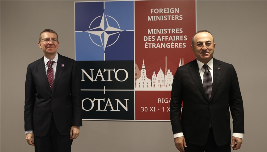 تشاووش أوغلو يلتقي وزير خارجية لاتفيا