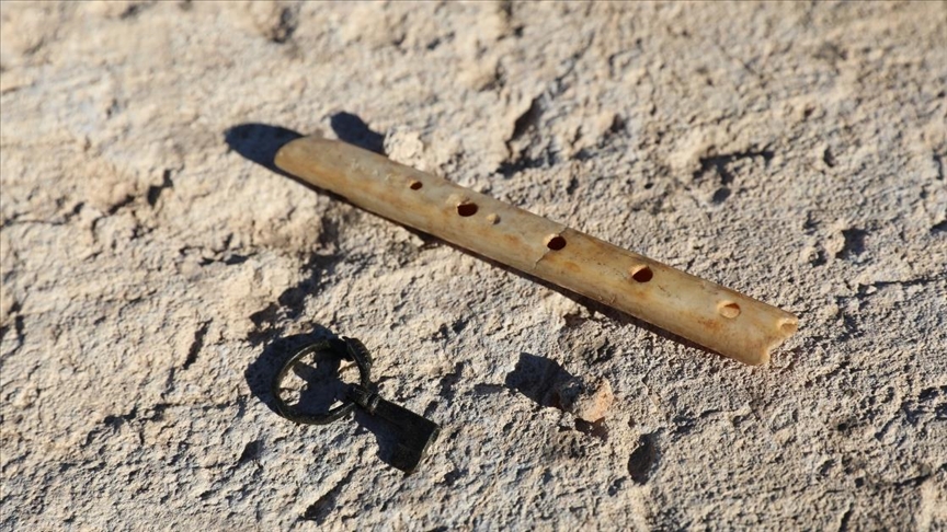Zerzevan Kalesi'nde 1600 yıllık kemik flüt ve bronz anahtarlı yüzük bulundu 