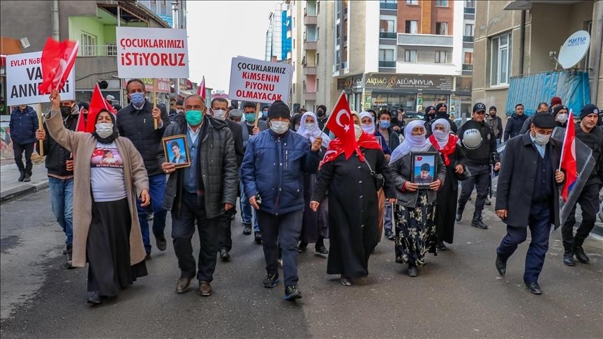 Malbatên Wanî ji bo ku bigihêjin zarokên xwe çalakiya xwe ya li pêşiya Serokatiya Bajêr a HDPyê domand