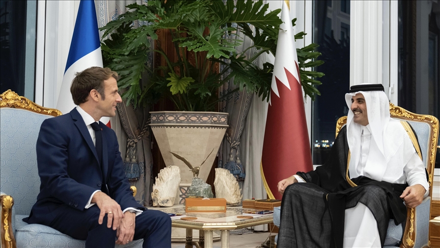 أمير قطر ورئيس فرنسا يبحثان تعزيز العلاقات الدفاعية والأمنية