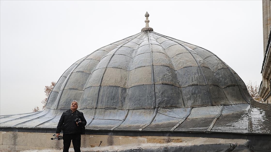 Osmanlı mirası camilerin kubbelerini fotoğraflıyor