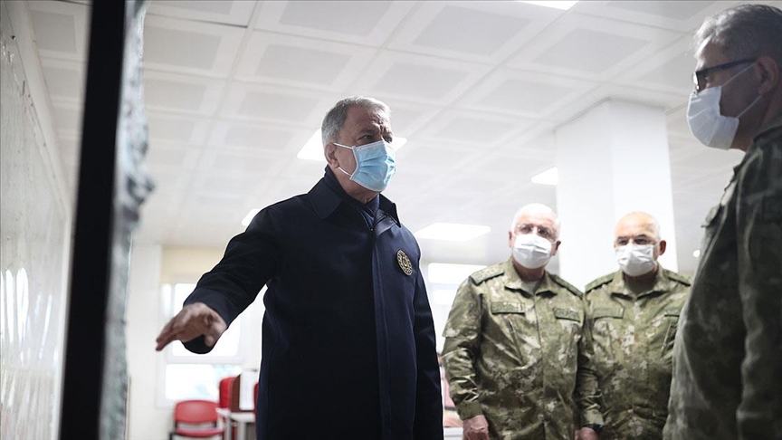 Bakan Akar, TSK komuta kademesi ile Suriye sınır hattında incelemelerde bulundu