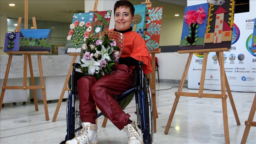 В Анталье открылась выставка художницы с инвалидностью