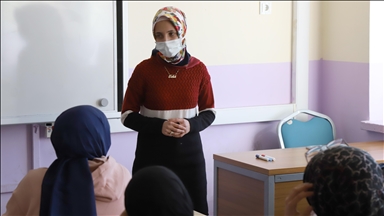 Görme yetisini yüzde 90 kaybeden öğretmen öğrencilerine ışık oluyor