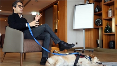 نوازنده نابینا به کمک سگ راهنمای خود جهان را دوباره کشف می‌کند