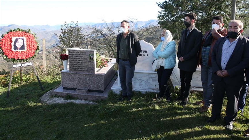Ordu'da bıçaklı saldırıda öldürülen üniversite öğrencisi Ceren Özdemir kabri başında anıldı