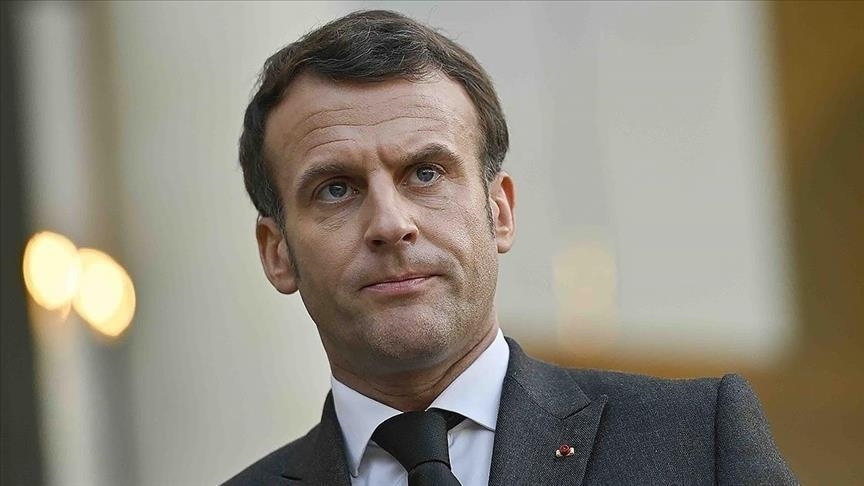 قادما من قطر.. الرئيس الفرنسي يصل السعودية
