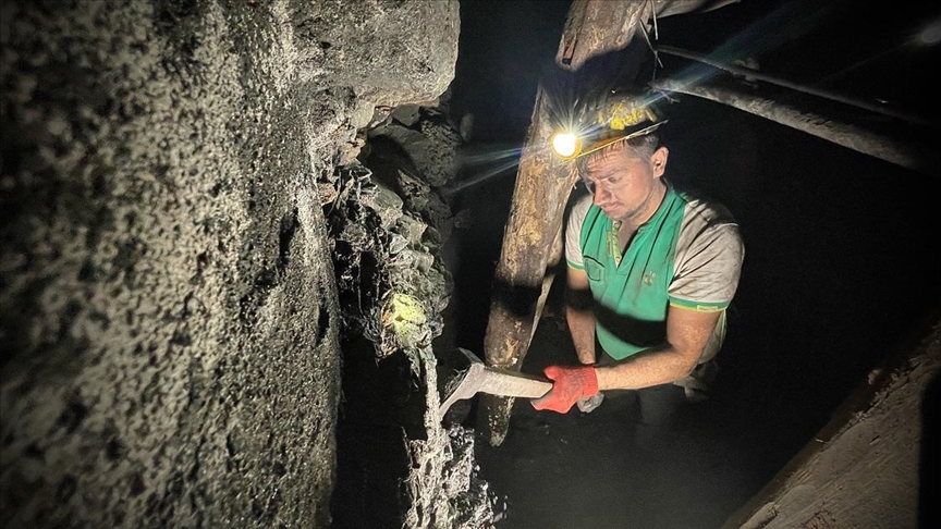 Taş kömürü çıkaran madencilerin 'mutlak karanlık'taki zorlu mesaisi