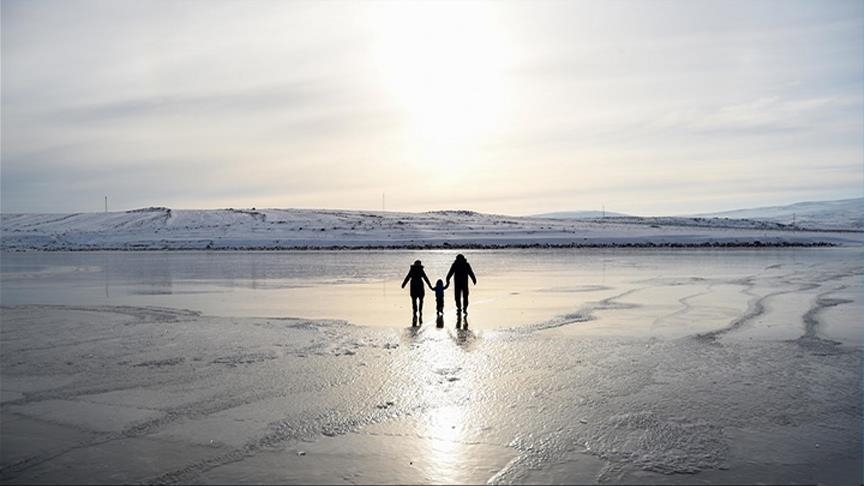 Морозы сковали льдом часть живописного озера на востоке Турции