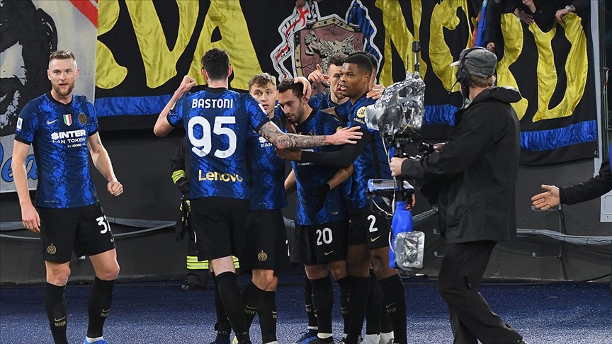 Hakan Çalhanoğlunun kornerden gol attığı maçta Inter, Roma’yı 3-0 yendi